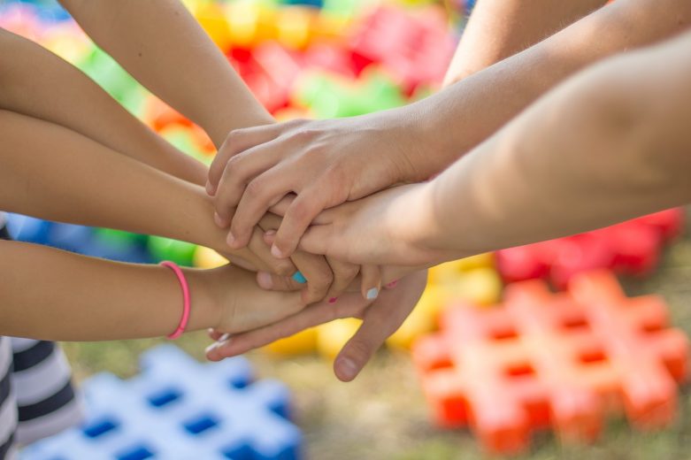 socijalna-inteligencija-deca-uce-od-nas-drugarstvo